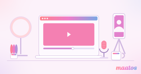 Illustratie van een opnameplek voor cursusvideo's: een laptop met een video, een ringlamp, een microfoon en een smartphone op statief.