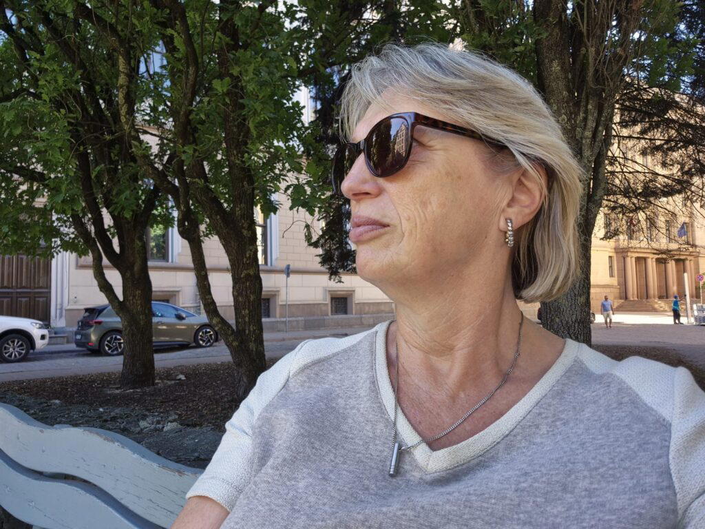 Jacqueline te Brake kijkt opzij tijdens een wandeling in de stad