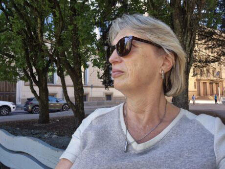 Jacqueline te Brake kijkt opzij tijdens een wandeling in de stad