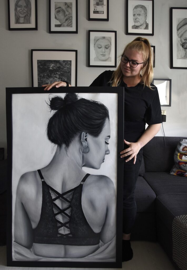 Persoon voor een schilderij. Realistisch geschilderd portret. Zwart wit. Eigenaar van Makesalot, onlinecursus.