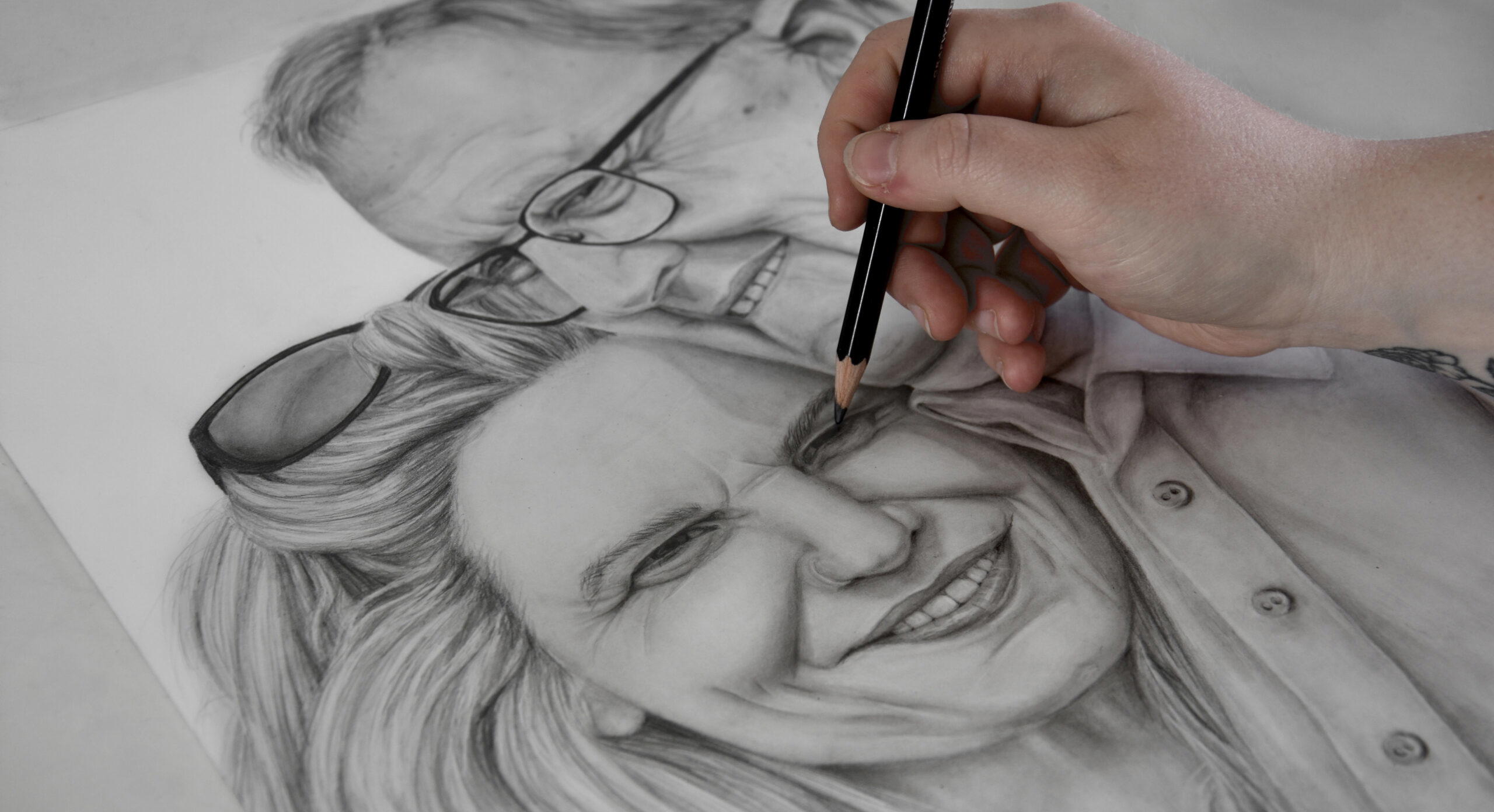 realistisch getekend portret, twee personen, vrouw en man, dochter met vader