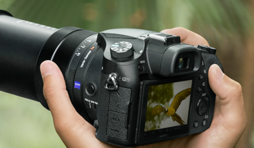 De Sony RX10 IV is ongelooflijk populair. Deze foto laat zien hoe handzaam hij is en dat hij is uitgerust met een groot zoomobjectief.
