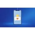 Smartphone met een chatbericht met hartje en een gouden munt aan een vislijn als aas, als beeld voor datingfraude met crypto