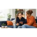 Kind praat met haar moeder over nare berichten op sociale media.