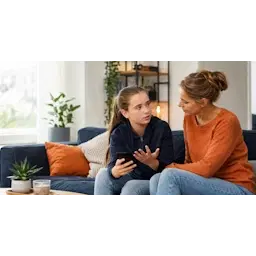 Kind praat met haar moeder over nare berichten op sociale media.