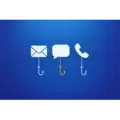 Envelop, sms-bubbel en telefoonhoorn met elk een vishaakje eronder, als beeld voor nepmail, nep-sms en nepbellers