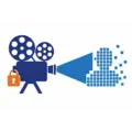Filmprojector die licht werpt op een leeg scherm met een abstracte silhouet van stippen en een oranje hangslot, als beeld voor een digitaal evenbeeld