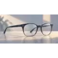 Illustratie van een gewoon ogende bril met een nauwelijks zichtbaar camerapuntje, als beeld voor de privacyrisico's van camerabrillen