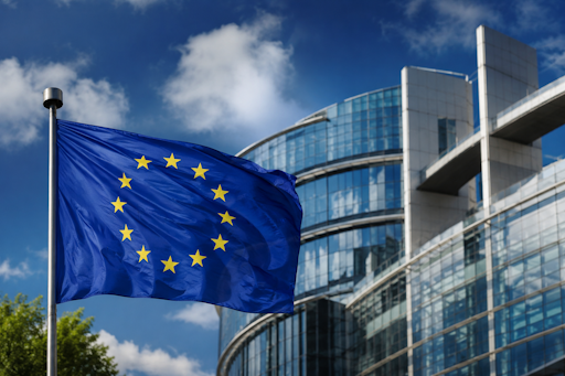 Europese vlag voor een modern technologiegebouw als symbool voor de Europese AI-race en digitale onafhankelijkheid.