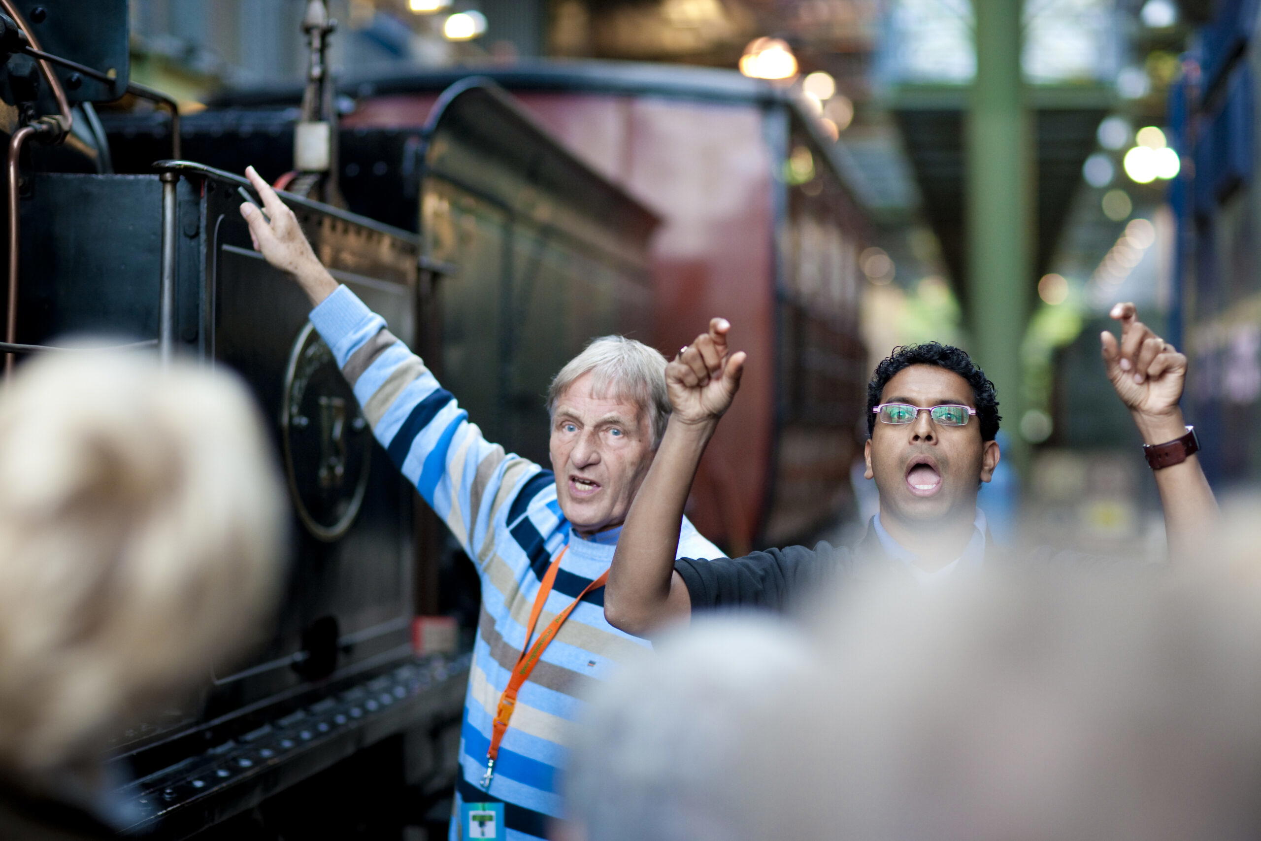 Foto : Marco Hofste Utrecht Spoorweg Museum Op zaterdag 3 oktober wordt door Stichting Tolknet en Het Spoorwegmuseum een speciale dag voor doven en slechthorenden georganiseerd. Op deze dag zal Het Spoorwegmuseum voor n keer volledig toegankelijk zijn voor iedereen die doof is of niet goed hoort. Bij alle activiteiten zullen tolken gebarentaal aanwezig zijn om alles wat gezegd wordt te tolken.

Er zijn deze dag speciale rondleidingen met tolken voor dove en slechthorende bezoekers. Deze rondleidingen voeren u mee door het historische Maliebaanstation met zijn Koninklijke Wachtkamer en langs de bijzondere treinen, van stoomlocomotief tot dieseltrein. Rondleiders vertellen u interessante feitjes en nemen u misschien zelfs mee een bijzondere trein in.